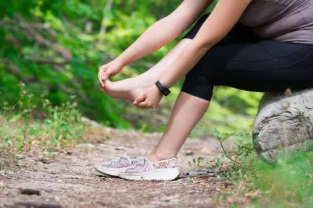 人还没有老，脚可能先开始衰老，脚部的养生方法，可击打，可按摩丨老了脚会变大还是变小